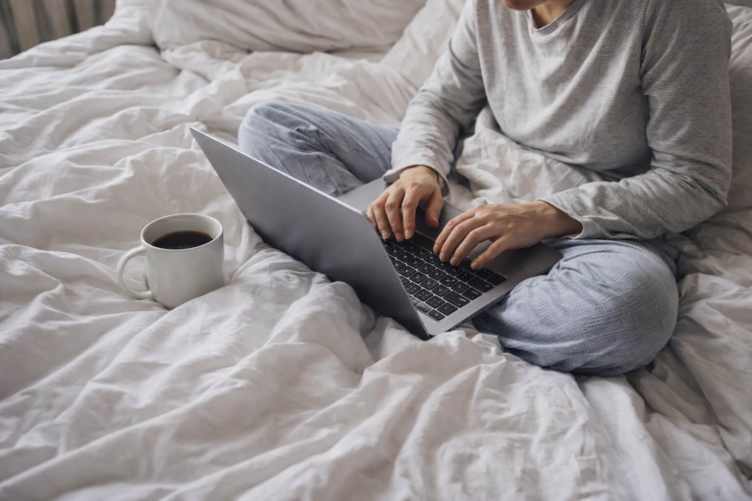 Do You Really Need a Lap Desk for Bed? - BUYIFY